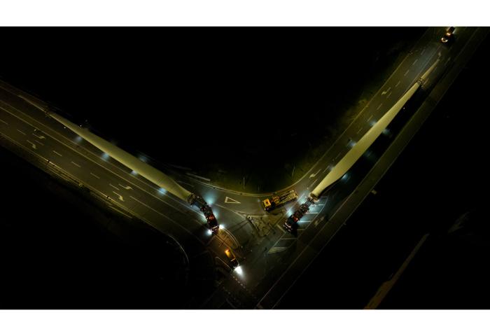 Immersion photographique au cœur d’un convoi exceptionnel au Luxembourg, capturée par Eric Devillet, photographe corporate et industriel.